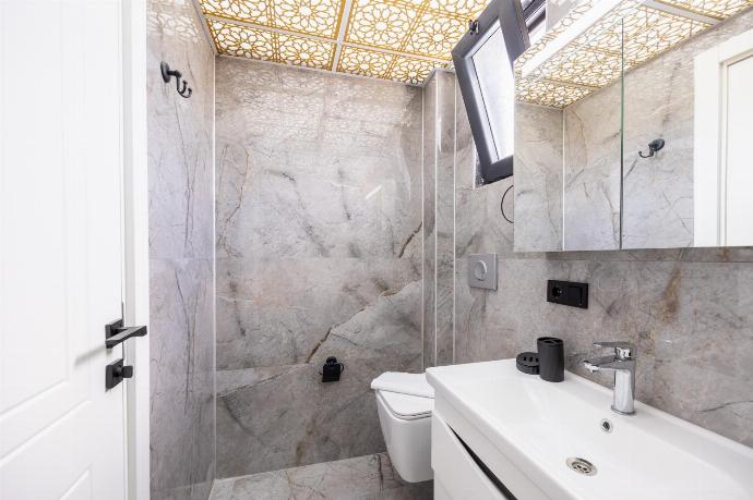 Family bathroom with shower . - Villa Wonder . (Photo Gallery) }}