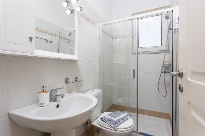 Family bathroom with shower . - Hermione Villa . (Photo Gallery) }}