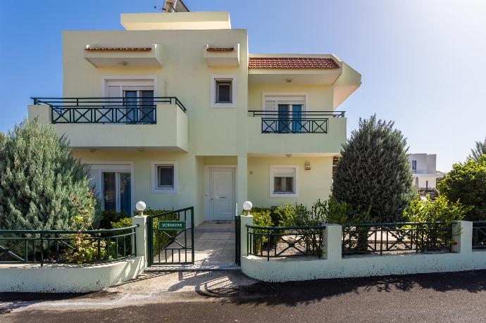 Entrance to Hermione Villa . - Hermione Villa . (Photo Gallery) }}
