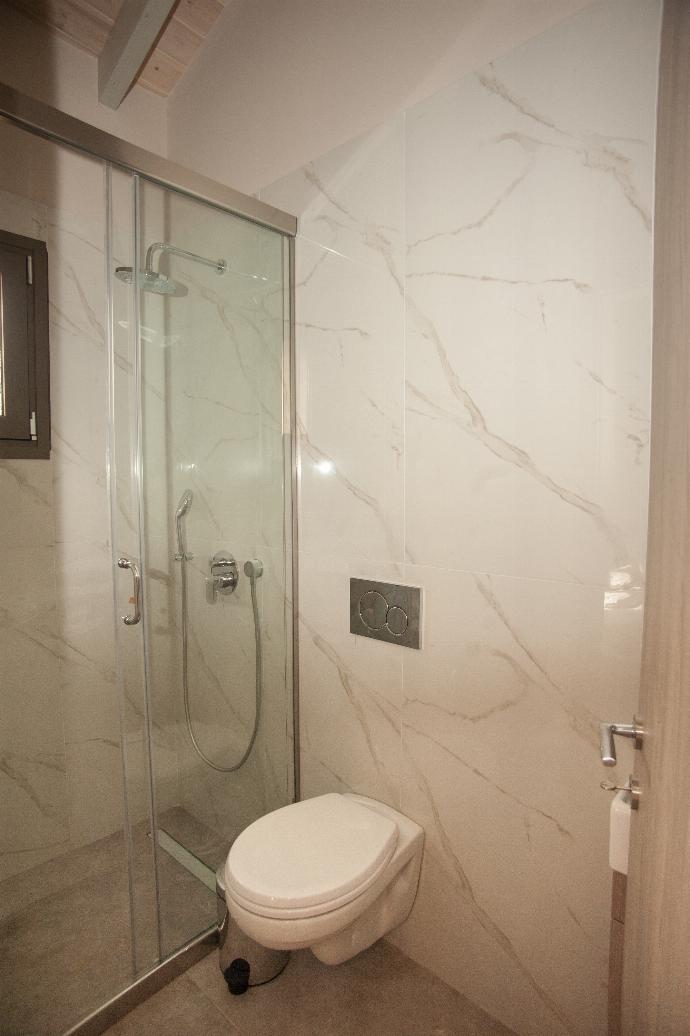 Family bathroom with shower . - Villa Sia . (Photo Gallery) }}