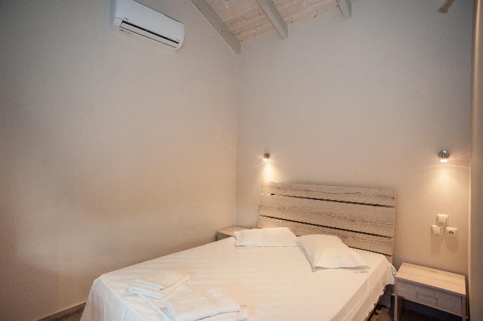 Double bedroom with A/C . - Villa Angela . (Photo Gallery) }}