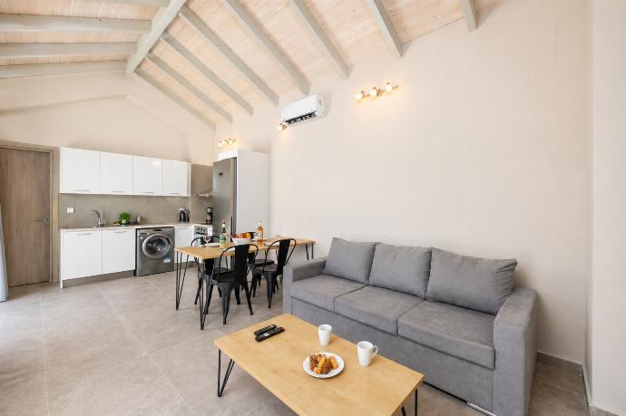  . - Villa Angela . (Photo Gallery) }}