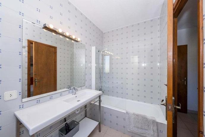 Family bathroom with bath . - Villa Binibels . (Photo Gallery) }}
