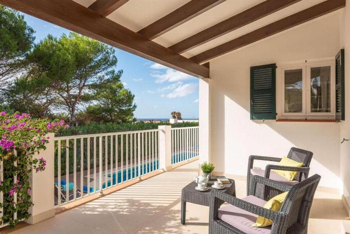 Sheltered terrace . - Villa Binilisa . (Photo Gallery) }}