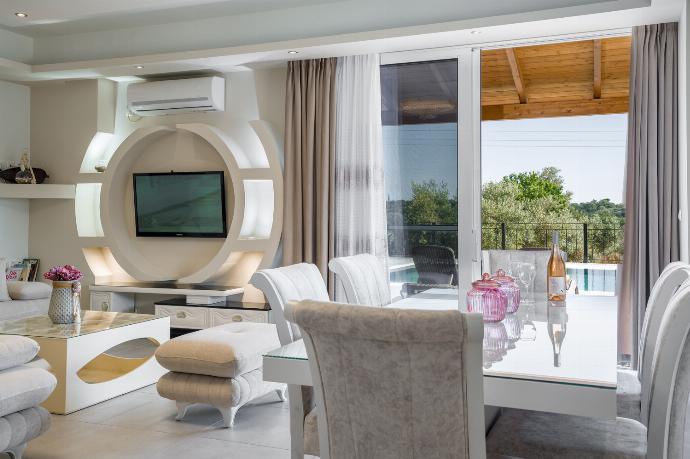 Open-plan living room with sofa, dining area, kitchen, WiFi internet, satellite TV . - Villa Rudi . (Photo Gallery) }}