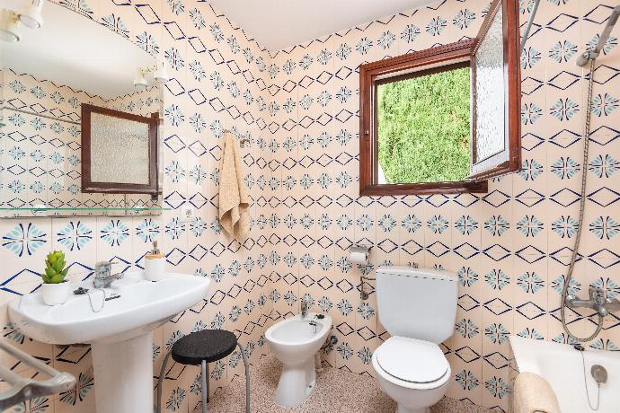 En suite bathroom with bath . - Villa Catalina . (Photo Gallery) }}
