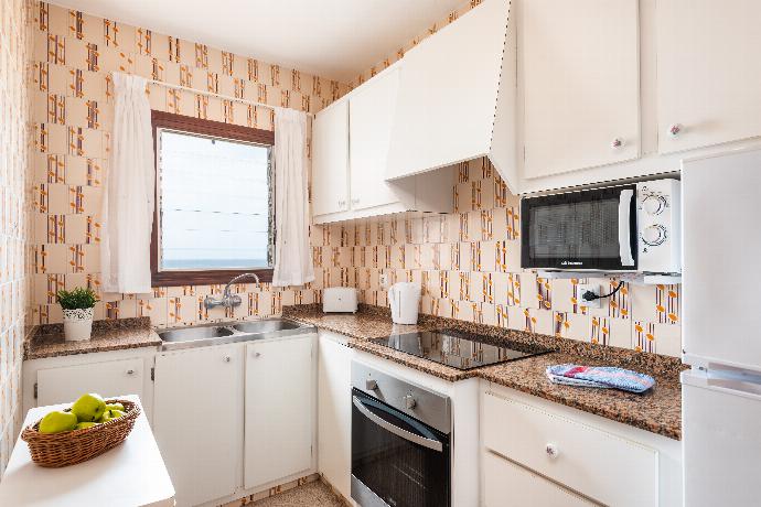 Equipped kitchen . - Villa Catalina . (Photo Gallery) }}