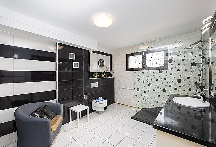 Family bathroom with shower . - Casa Marina . (Photo Gallery) }}