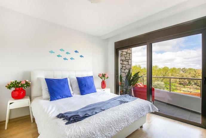 Double bedroom with A/C and terrace access . - Villa Ira . (Galerie de photos) }}