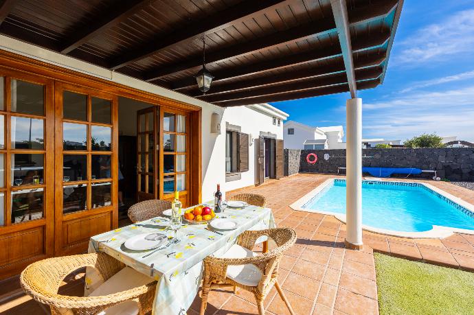 Sheltered terrace area . - Villa Capricho . (Photo Gallery) }}