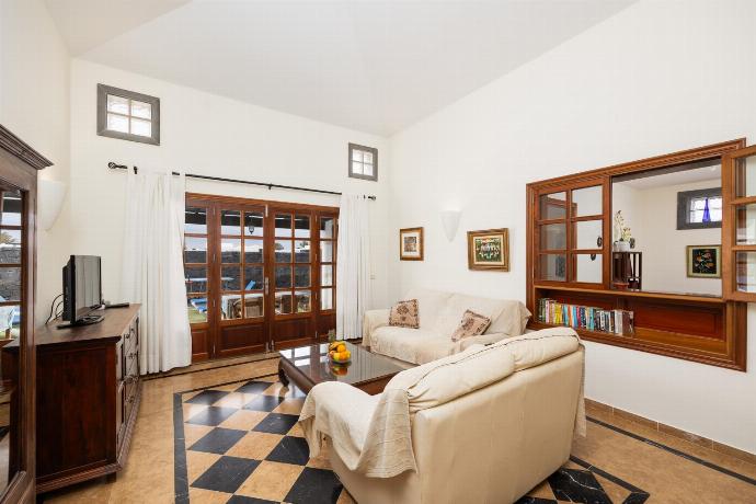 Living room with sofas, WiFi internet, and satellite TV . - Villa Capricho . (Photo Gallery) }}