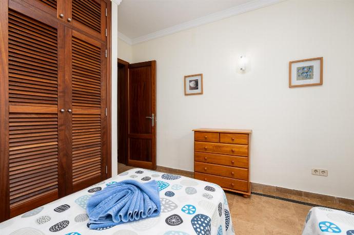 Twin bedroom with A/C . - Villa Capricho . (Photo Gallery) }}