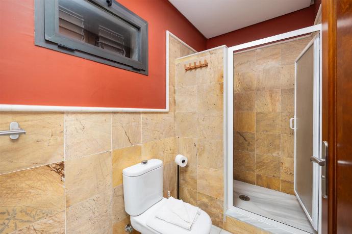 Family bathroom with shower . - Villa Capricho . (Photo Gallery) }}