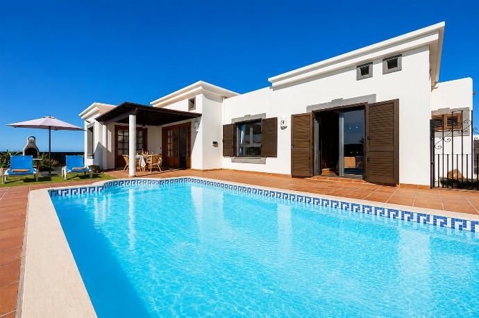 Beautiful villa with private pool and terrace with sea views . - Villa Capricho . (Photo Gallery) }}