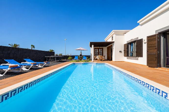 Beautiful villa with private pool and terrace with sea views . - Villa Capricho . (Photo Gallery) }}