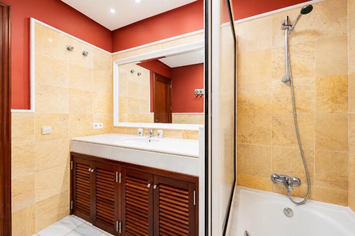 En suite bathroom with bath and shower . - Villa Capricho . (Photo Gallery) }}