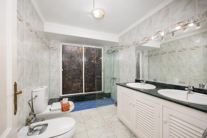 En suite bathroom with shower . - Villa Alisa . (Photo Gallery) }}