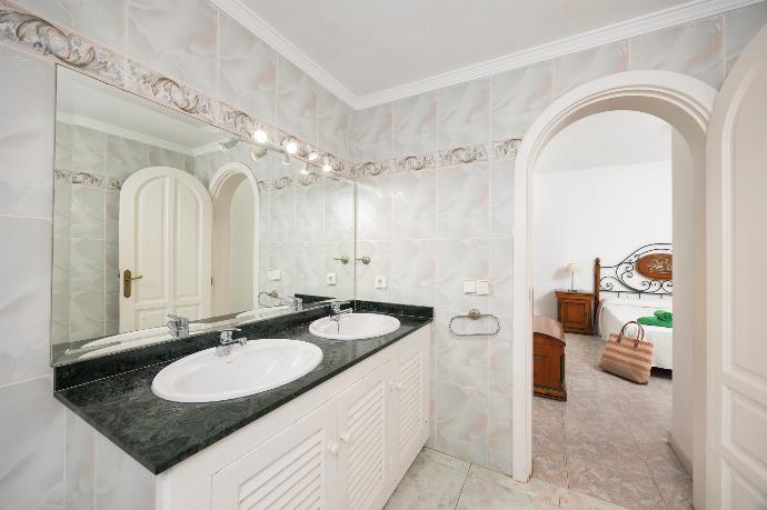En suite bathroom with shower . - Villa Alisa . (Photo Gallery) }}