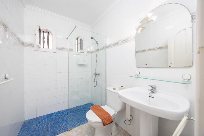 Family bathroom with shower . - Villa Alisa . (Photo Gallery) }}