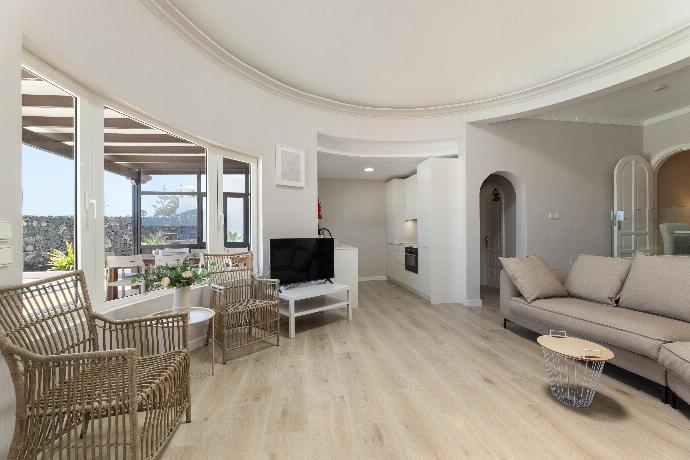 Open-plan living room with sofa, dining area, kitchen, WiFi internet, and satellite TV . - Villa Alisa . (Photo Gallery) }}