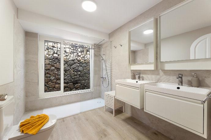 En suite bathroom with shower . - Villa Alisa . (Photo Gallery) }}