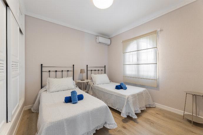 Twin bedroom with A/C . - Villa Alisa . (Photo Gallery) }}