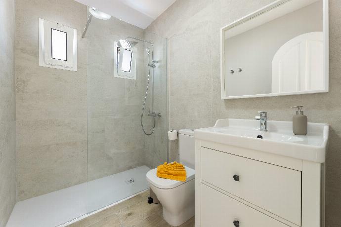 Family bathroom with shower . - Villa Alisa . (Photo Gallery) }}
