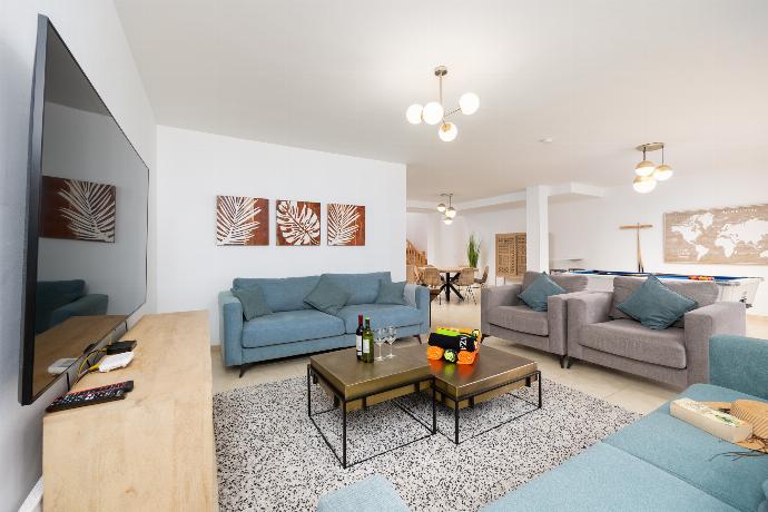 Living room with sofas, dining area, pool table, WiFi internet, and satellite TV . - Villa Saona . (Galería de imágenes) }}