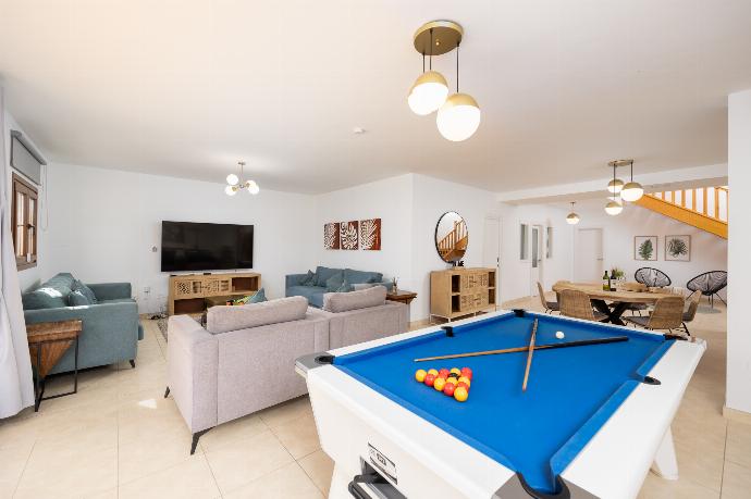 Living room with sofas, dining area, pool table, WiFi internet, and satellite TV . - Villa Saona . (Galería de imágenes) }}