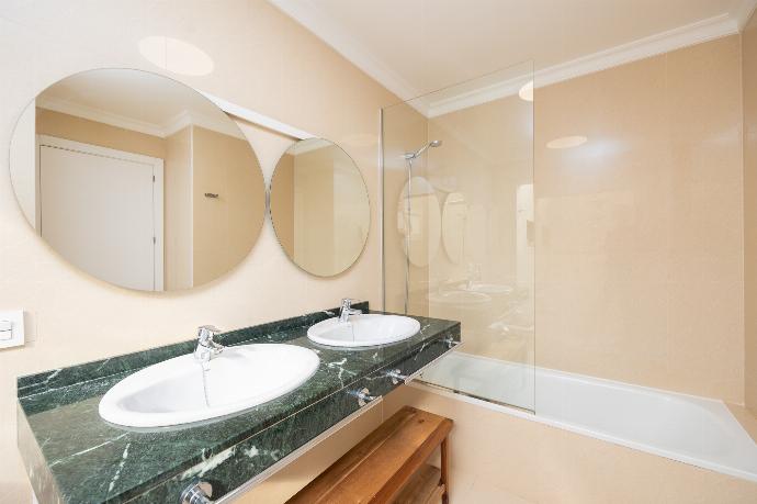En suite bathroom with bath and shower . - Villa Saona . (Galería de imágenes) }}