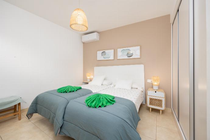 Twin bedroom with A/C . - Villa Saona . (Galería de imágenes) }}