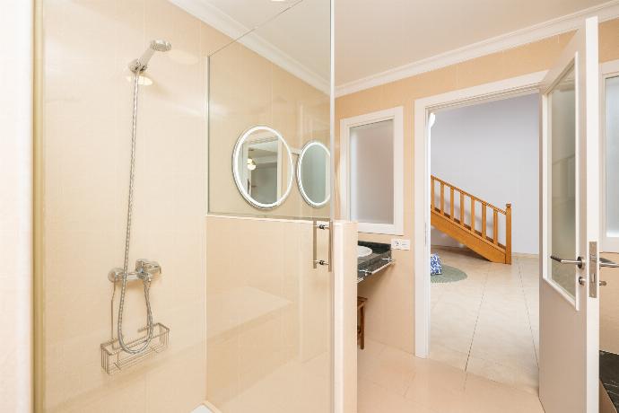 Family bathroom with bath and shower . - Villa Saona . (Galería de imágenes) }}