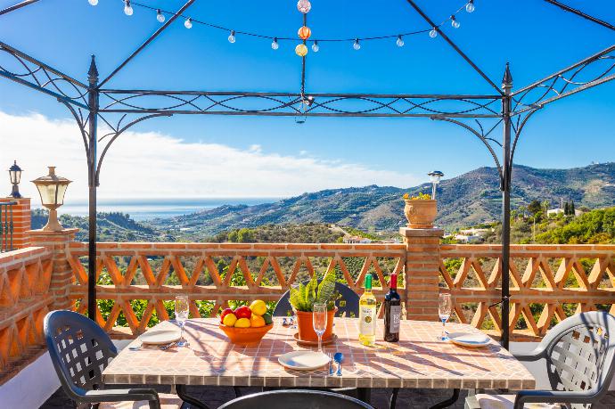Equipped kitchen . - Villa Conchi Frigiliana . (Photo Gallery) }}