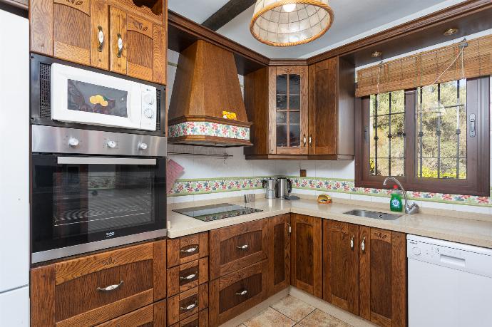 Equipped kitchen . - Villa Daniel . (Photo Gallery) }}