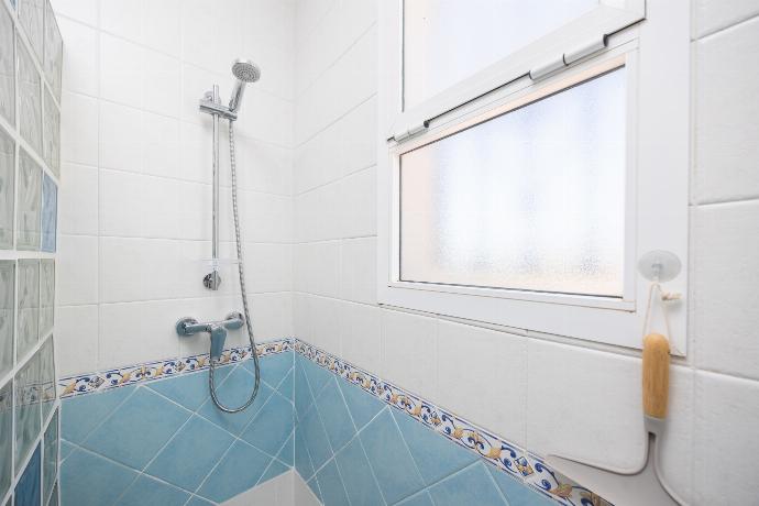 Family bathroom with shower . - Villa Medina Paloma . (Photo Gallery) }}