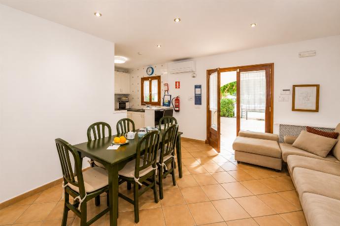 Dining area with A/C . - Villa Estrella . (Galleria fotografica) }}