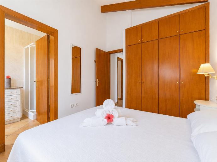 Double bedroom with en suite bathroom and A/C . - Villa Estrella . (Galleria fotografica) }}
