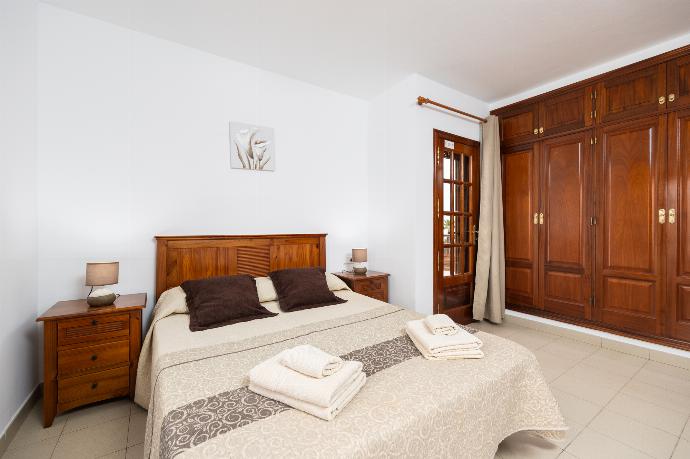 Double bedroom with en suite bathroom and A/C . - Villa Blanca . (Photo Gallery) }}