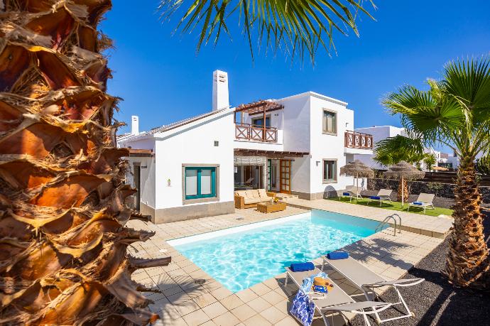  . - Villa Aruba . (Photo Gallery) }}