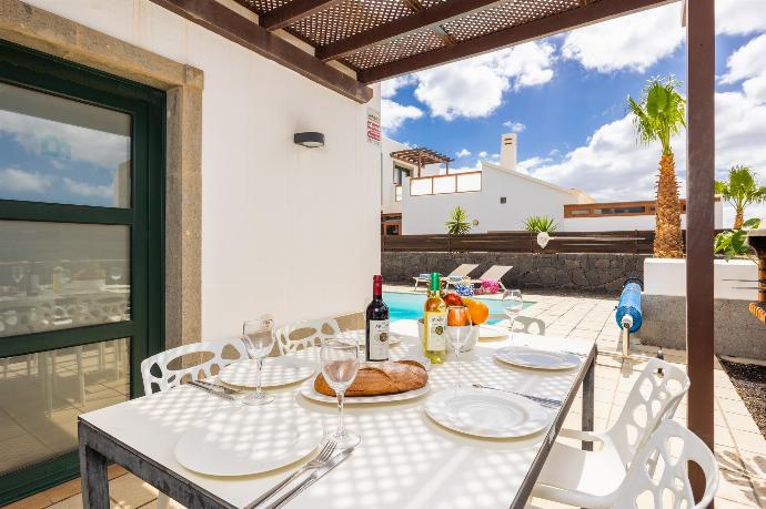 Sheltered terrace area . - Villa Ariel . (Photo Gallery) }}