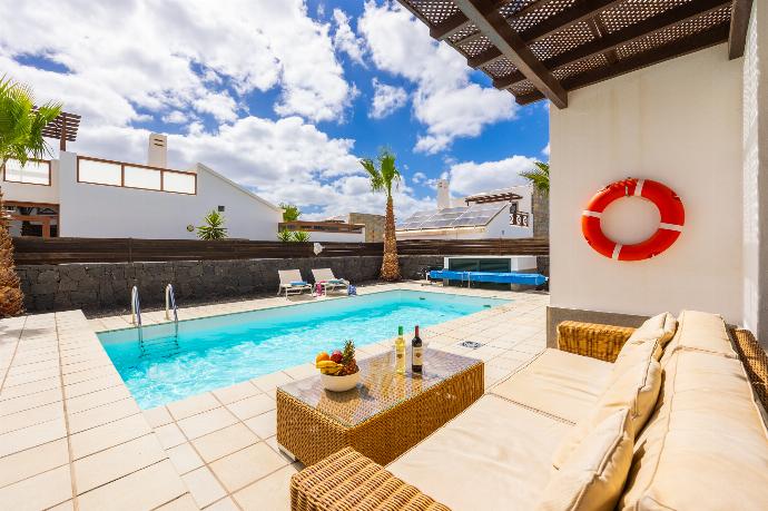 Terrace area . - Villa Ariel . (Photo Gallery) }}