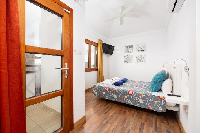 Double bedroom with en suite bathroom and A/C . - Villa Ariel . (Photo Gallery) }}