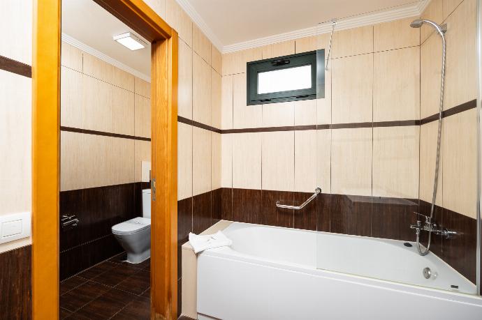 En suite bathroom with bath and shower . - Villa Ariel . (Photo Gallery) }}