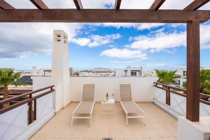 Upper terrace area . - Villa Ariel . (Photo Gallery) }}