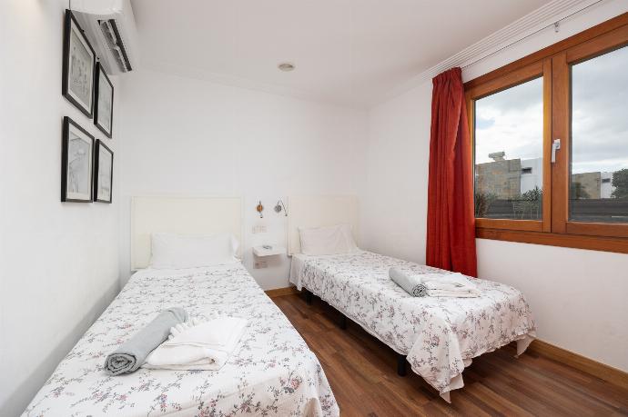 Twin bedroom with A/C . - Villa Ariel . (Photo Gallery) }}