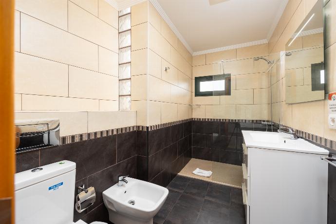 Family bathroom with shower . - Villa Ariel . (Photo Gallery) }}
