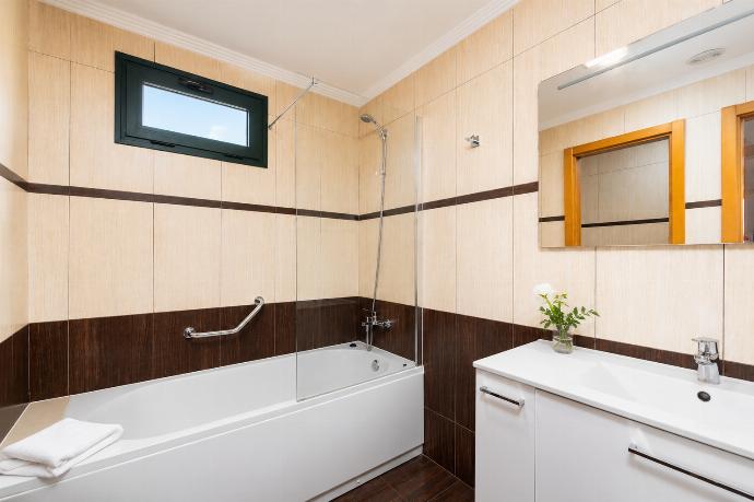 En suite bathroom with bath and shower . - Villa Ariel . (Galleria fotografica) }}