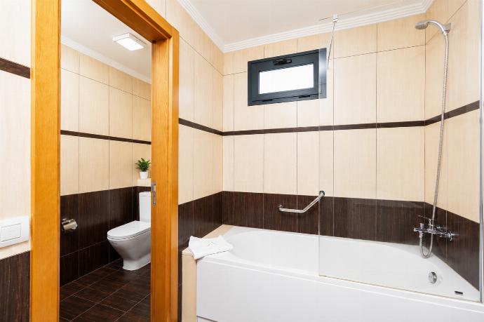 En suite bathroom with bath and shower . - Villa Ariel . (Galleria fotografica) }}