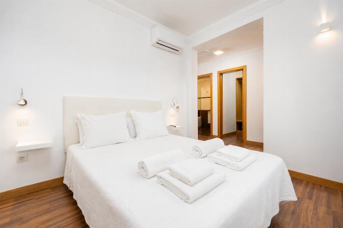 Double bedroom with en suite bathroom and A/C . - Villa Ariel . (Galleria fotografica) }}