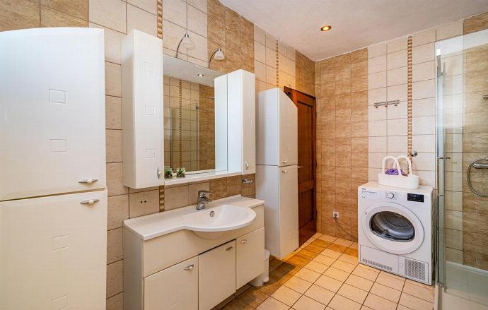 Family bathroom with shower . - Villa Maslina . (Photo Gallery) }}